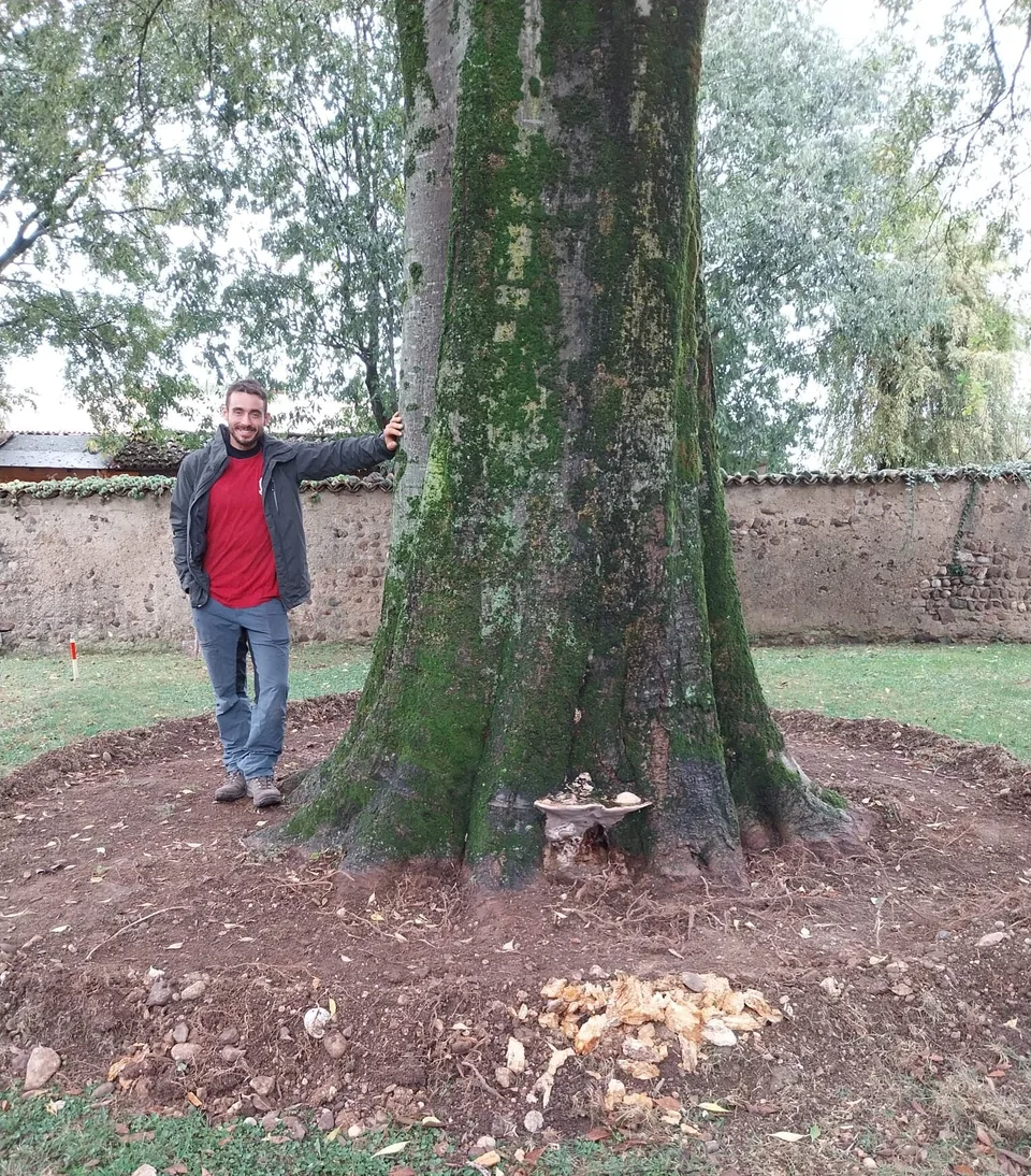 Tommaso Segala accanto a un albero ad alto fusto