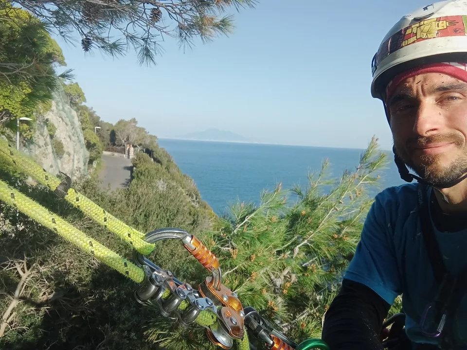 Tommaso Segala durante un lavoro su funi